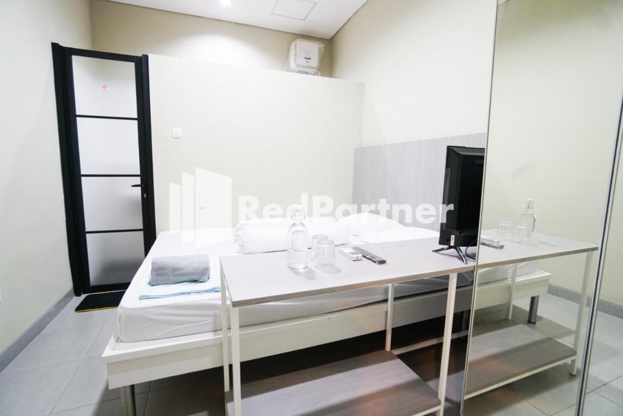 Tomang Gelong Guest House Syariah Mitra Reddoorz Giacarta Esterno foto