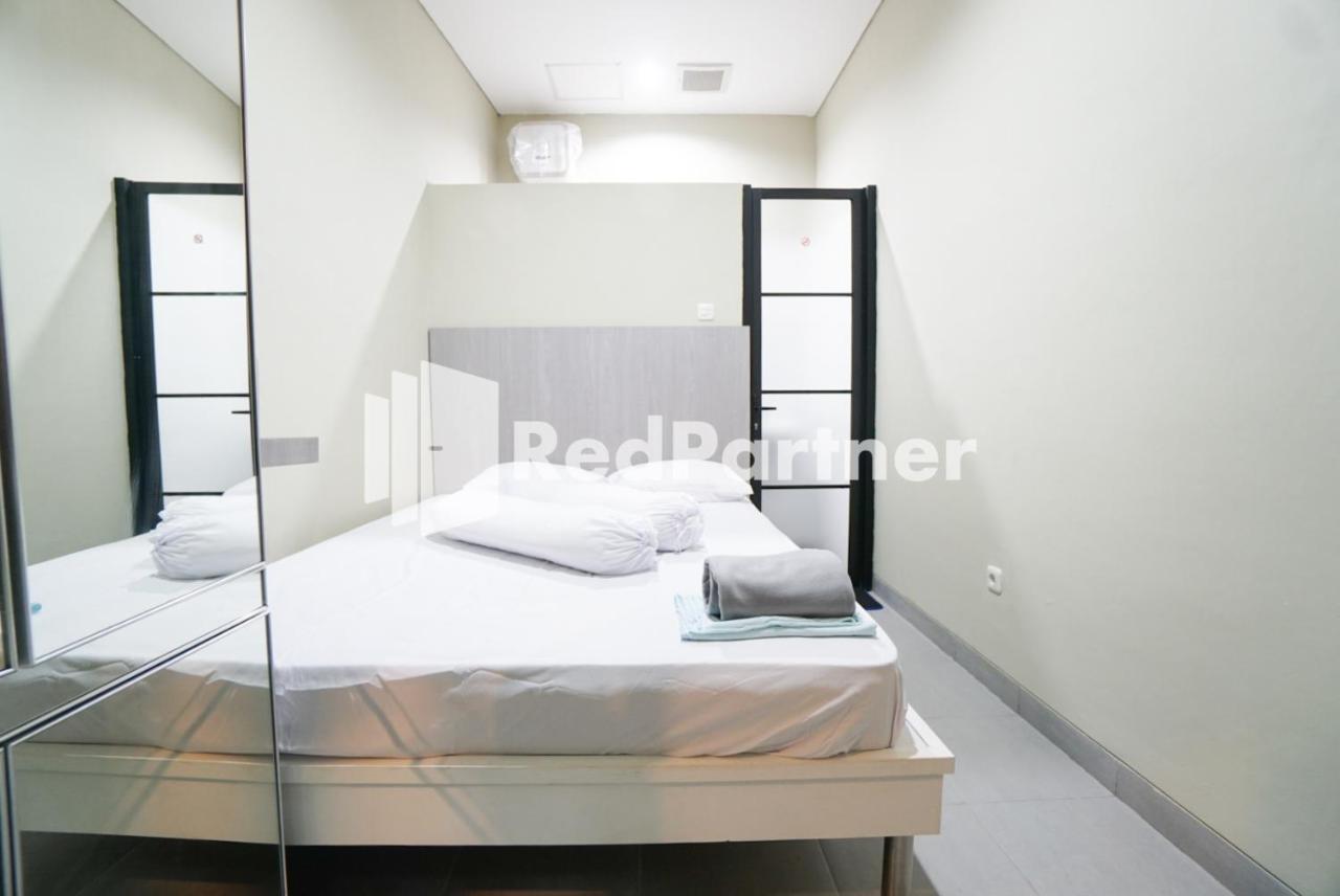 Tomang Gelong Guest House Syariah Mitra Reddoorz Giacarta Esterno foto