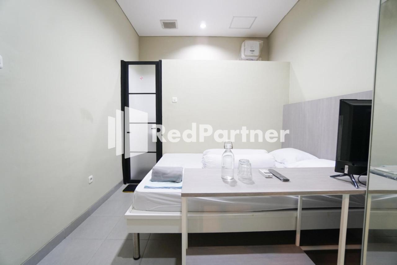 Tomang Gelong Guest House Syariah Mitra Reddoorz Giacarta Esterno foto