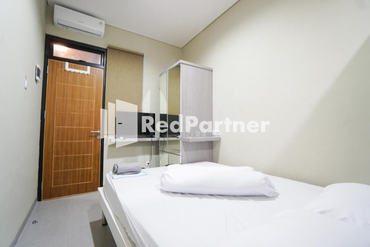 Tomang Gelong Guest House Syariah Mitra Reddoorz Giacarta Esterno foto