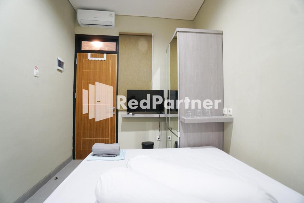 Tomang Gelong Guest House Syariah Mitra Reddoorz Giacarta Esterno foto