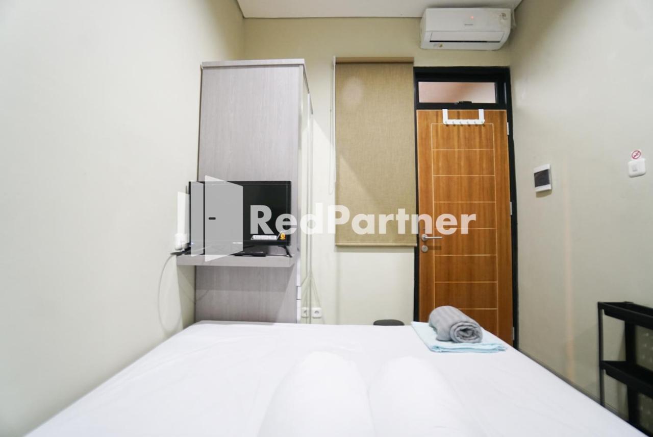 Tomang Gelong Guest House Syariah Mitra Reddoorz Giacarta Esterno foto