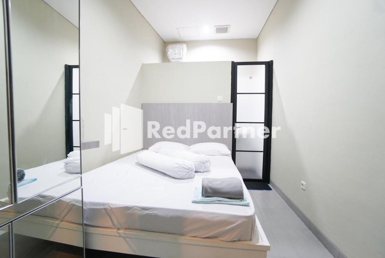 Tomang Gelong Guest House Syariah Mitra Reddoorz Giacarta Esterno foto