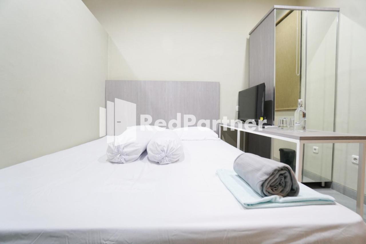 Tomang Gelong Guest House Syariah Mitra Reddoorz Giacarta Esterno foto