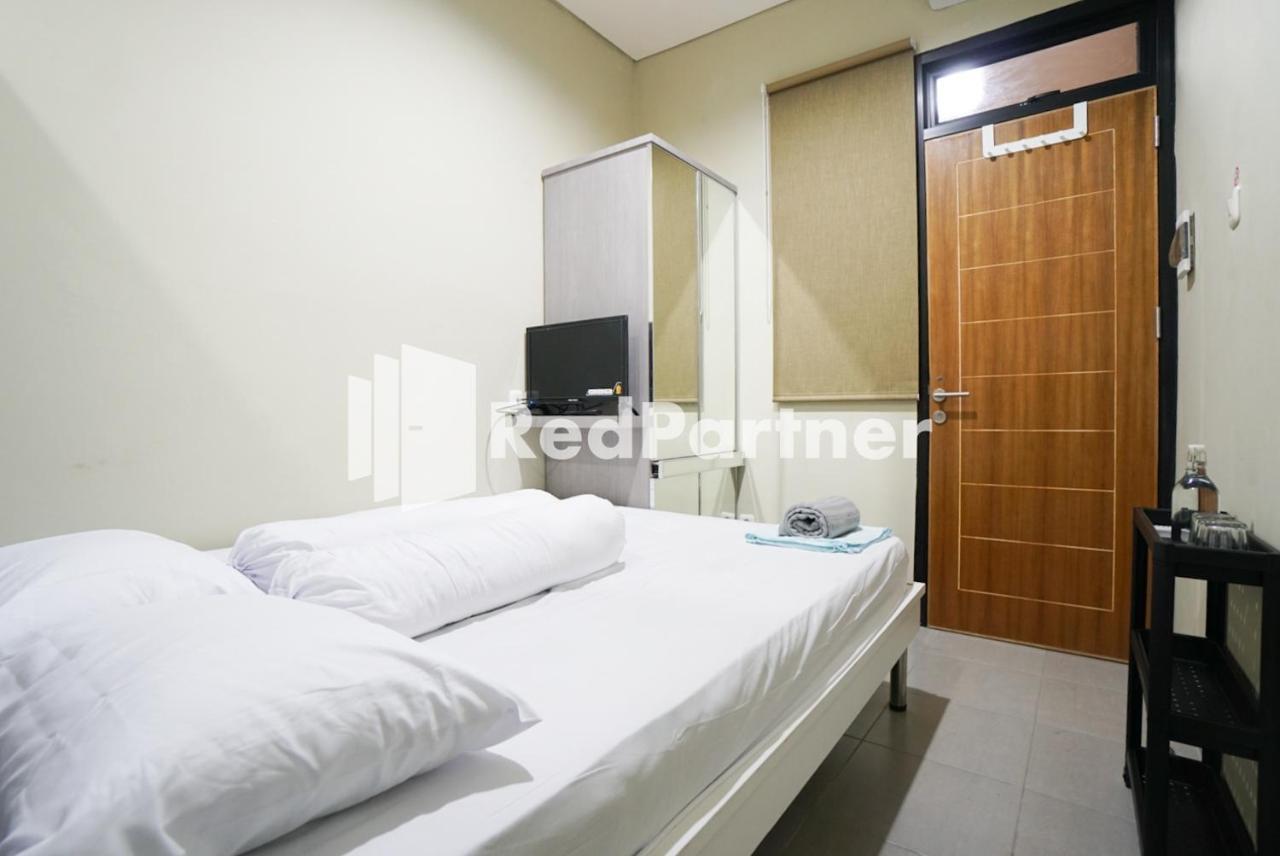 Tomang Gelong Guest House Syariah Mitra Reddoorz Giacarta Esterno foto
