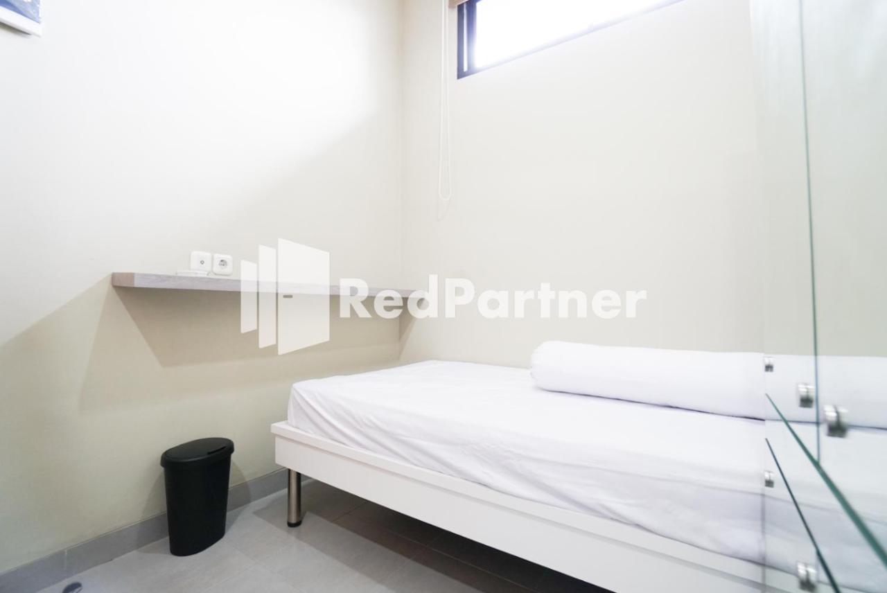 Tomang Gelong Guest House Syariah Mitra Reddoorz Giacarta Esterno foto
