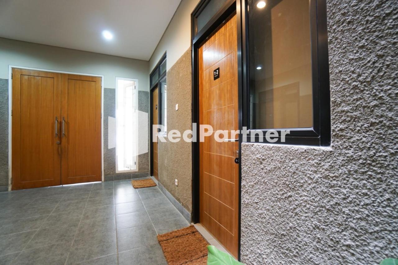 Tomang Gelong Guest House Syariah Mitra Reddoorz Giacarta Esterno foto
