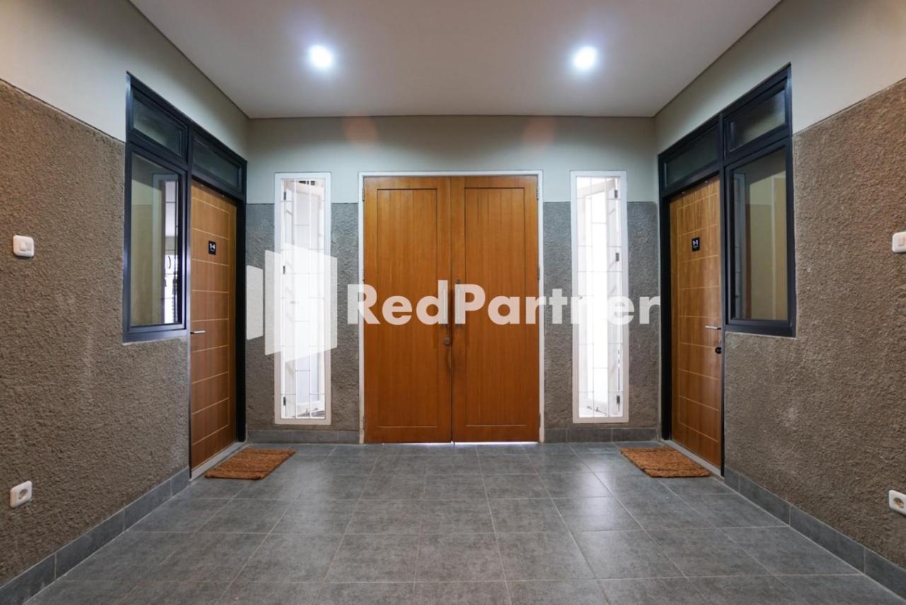 Tomang Gelong Guest House Syariah Mitra Reddoorz Giacarta Esterno foto