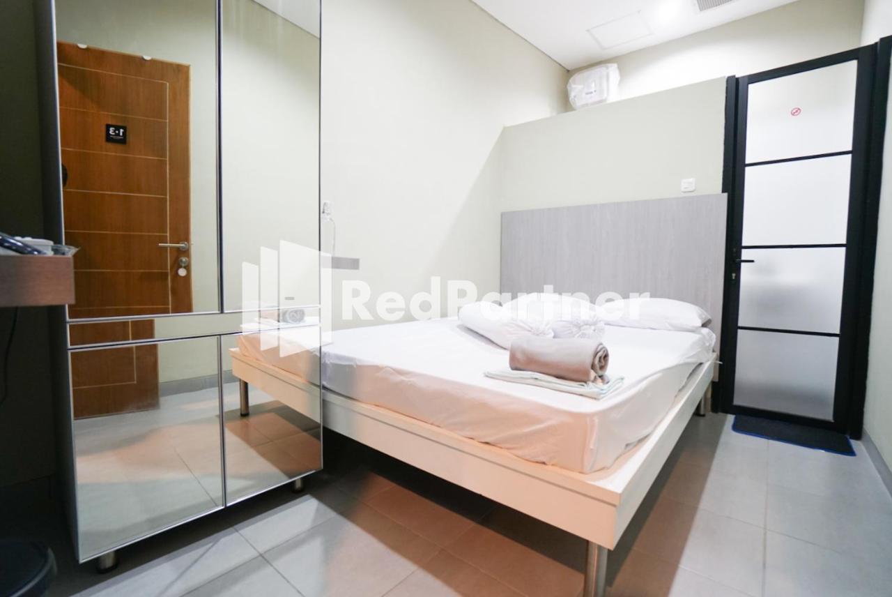 Tomang Gelong Guest House Syariah Mitra Reddoorz Giacarta Esterno foto