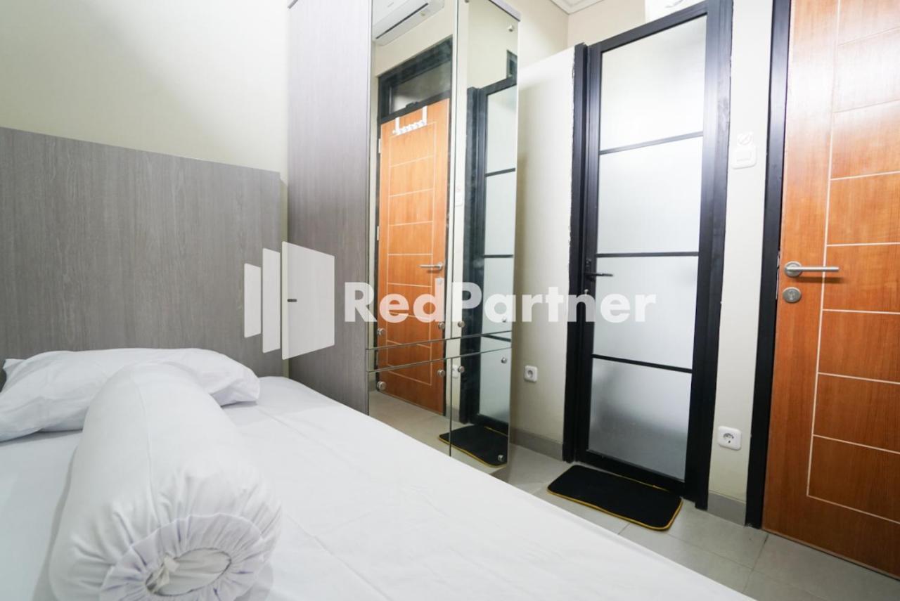 Tomang Gelong Guest House Syariah Mitra Reddoorz Giacarta Esterno foto