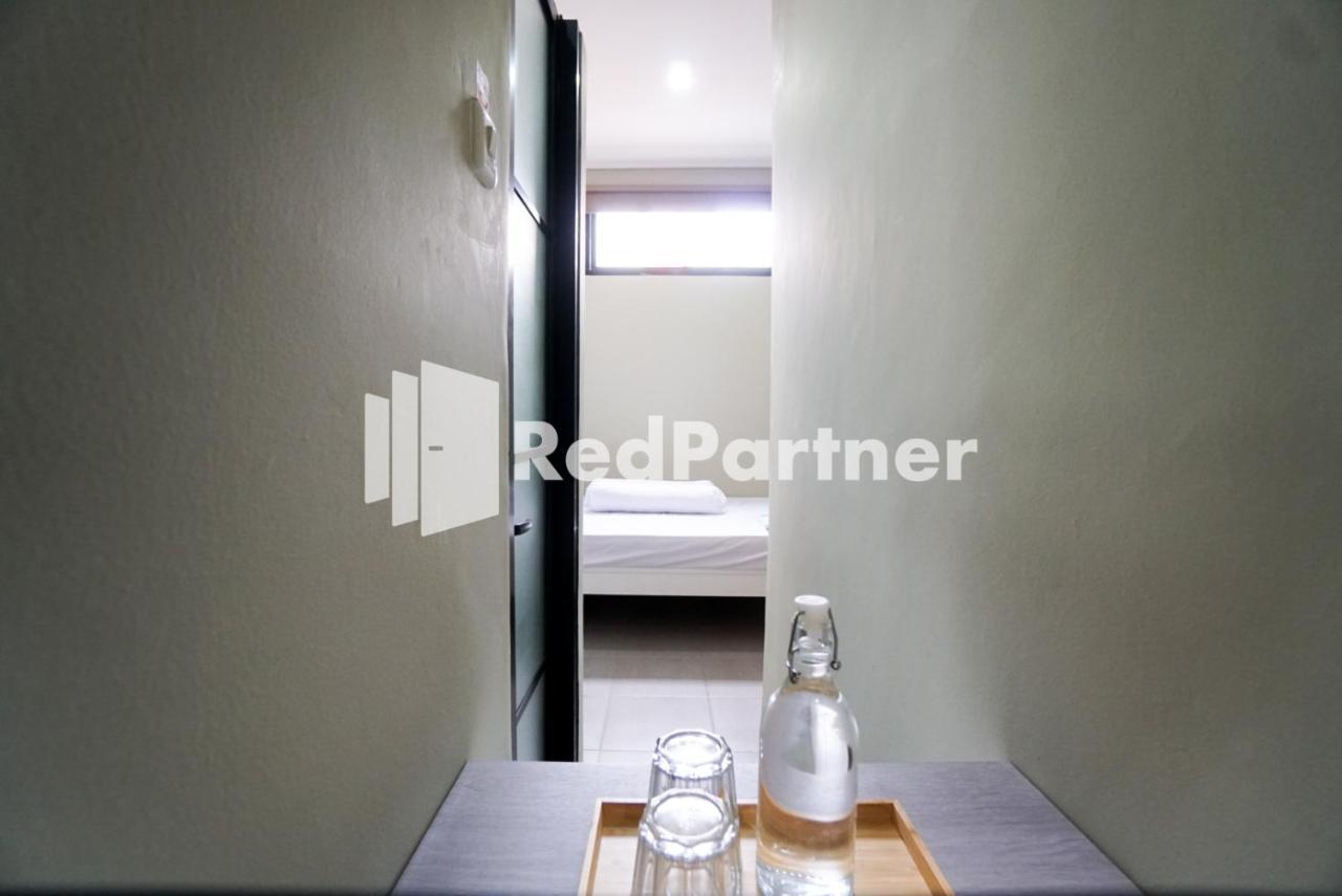 Tomang Gelong Guest House Syariah Mitra Reddoorz Giacarta Esterno foto