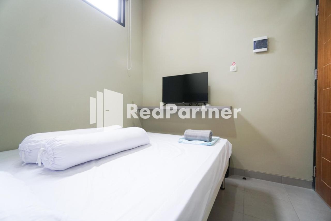 Tomang Gelong Guest House Syariah Mitra Reddoorz Giacarta Esterno foto