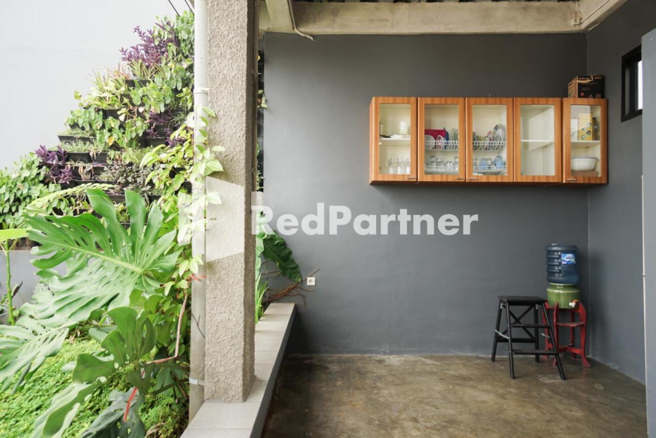 Tomang Gelong Guest House Syariah Mitra Reddoorz Giacarta Esterno foto