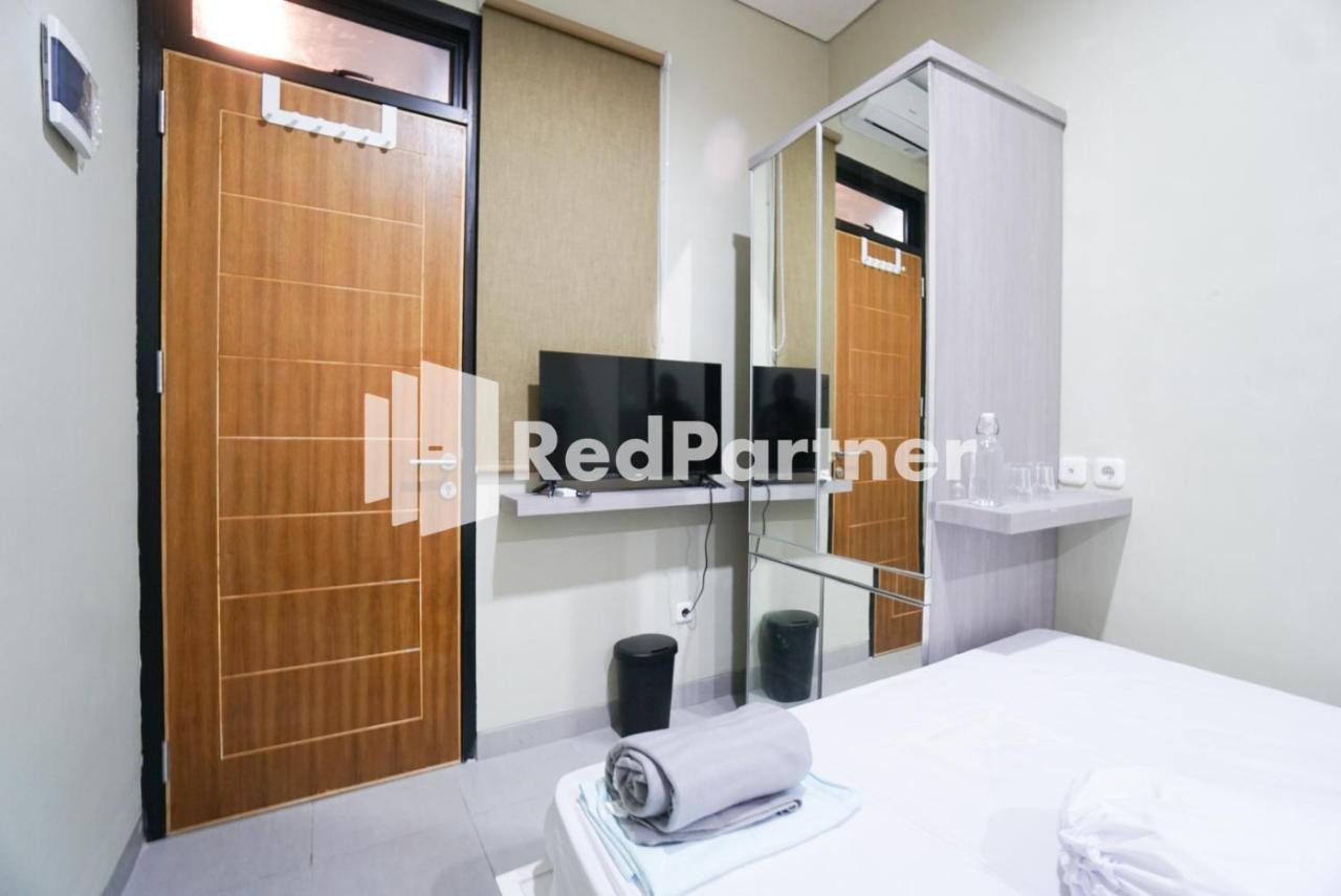 Tomang Gelong Guest House Syariah Mitra Reddoorz Giacarta Esterno foto