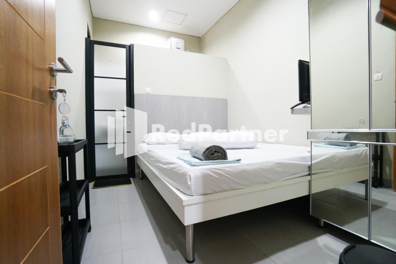 Tomang Gelong Guest House Syariah Mitra Reddoorz Giacarta Esterno foto