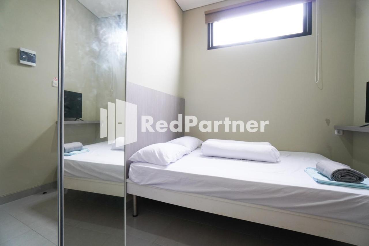 Tomang Gelong Guest House Syariah Mitra Reddoorz Giacarta Esterno foto