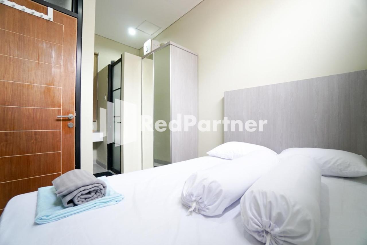 Tomang Gelong Guest House Syariah Mitra Reddoorz Giacarta Esterno foto