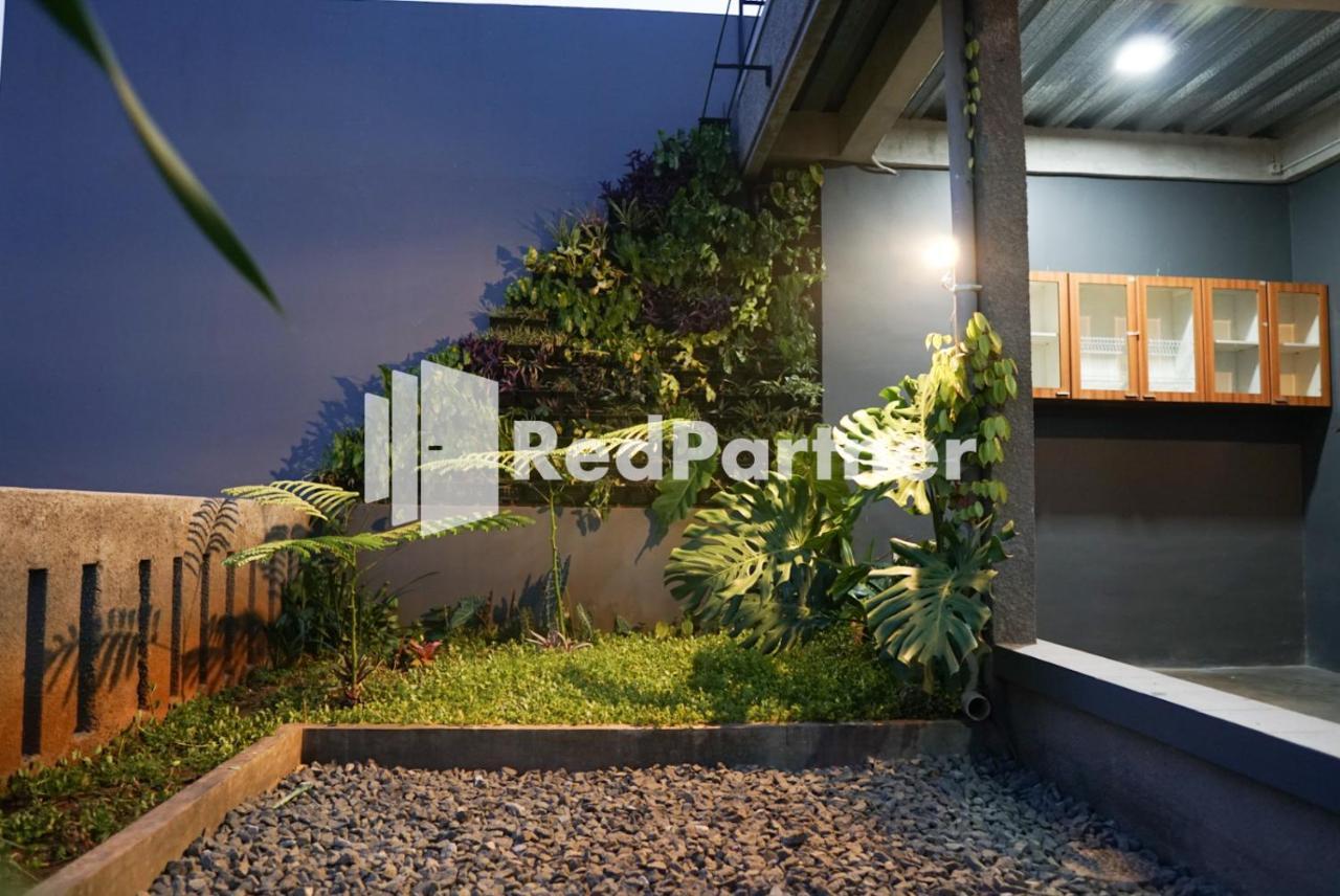 Tomang Gelong Guest House Syariah Mitra Reddoorz Giacarta Esterno foto
